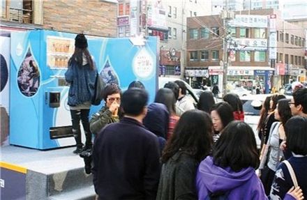 아프리카 어린이들에게 깨끗한 식수를 지원하기 위한 대우증권의 이색 구정물 자판기 마케팅.