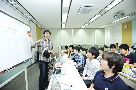 SK텔레콤은 서울대에서 ‘T아카데미’ iPhone Application 프로그래밍 수업을 진행하고 있다(이코노믹리뷰 안영준 기자). 
