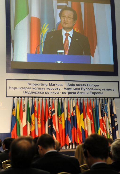 윤증현 기획재정부 장관이 20일 카자흐스탄 아스타나에서 열린 유럽부흥개발은행(EBRD) 연차총회 개막에 앞서 토마스 미로우 EBRD 총재, 엔조 까트로시세 EBDR 사무총장과 대화를 나누고 있다.