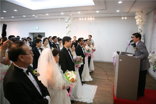 [동정]이해식 강동구청장, 리마인드 결혼식 축하 