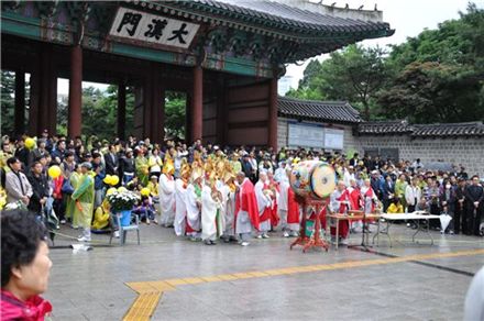 고(故) 노무전 전 대통령 서거 2주년을 이틀 앞둔 21일 서울시청 앞 대한문에서는 서거 2주년을 기념하는 천혼제가 진행됐다. 
