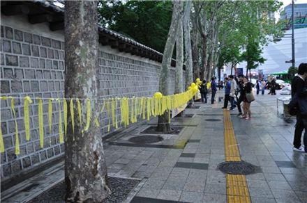 고(故) 노무전 전 대통령 서거 2주년을 이틀 앞둔 21일 서울시청 앞 대한문에서는 서거 2주년을 기념하는 천혼제가 진행된 가운데, 시민분향소 옆에는 노 전 대통령에게 보내는 메시지를 담은 노란 리본이 연출됐다.