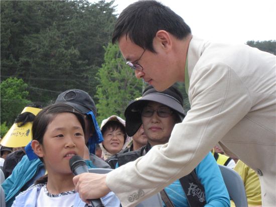 “노무현 할아버지 하늘에서도 건강하세요”