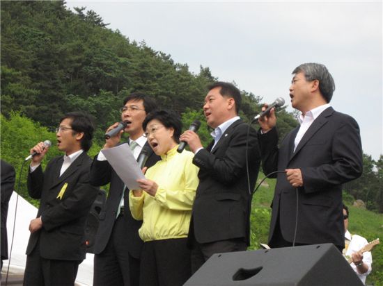 프로젝트 밴드'2011 사람사는 세상' 정은숙 전 국립오페라단장(키보드), 여균동 영화감독(색소폰), 조기숙 前 청와대 홍보수석(드럼), 김만수 부천시장(기타)의 반주에 한명숙 前 총리, 안희정 충남도지사, 이광재 前 강원도지사 등이 노 전 대통령이 즐겨 불렀던 ‘사랑으로’와  ‘부산갈매기’를 불렀다.
