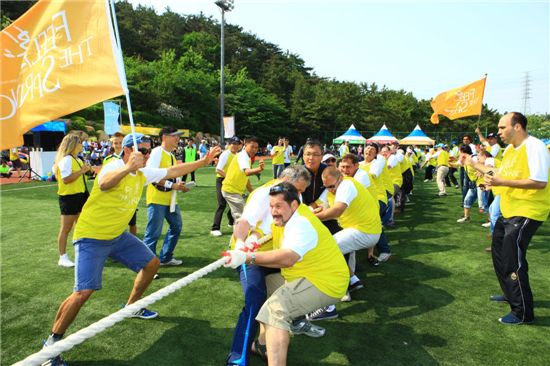 지난 21일 현대중공업 주최로 울산 동구 서부 축구장에서 ‘2011 외국인 감독관 체육대회’에서 참가자들이 경기를 펼치고 있다.