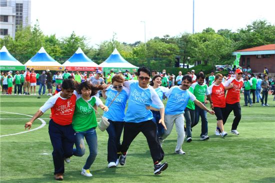 지난 21일 현대중공업 주최로 울산 동구 서부 축구장에서 ‘2011 외국인 감독관 체육대회’에서 참가자들이 경기를 펼치고 있다.