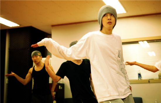 Korean singer Kim Hyun-joong practicing his dance moves for his first mini-album "Break Down." [KEYEAST]