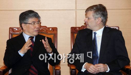 [포토]대화 나누는 김중수 총재