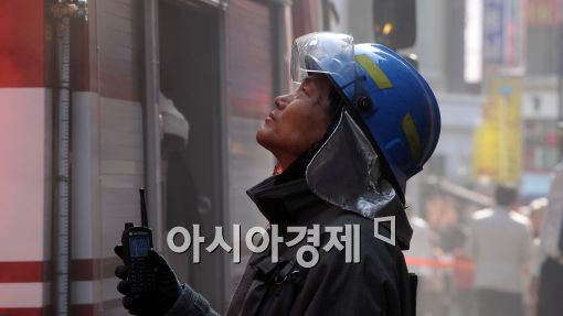 [포토]명동 화재현장 바라보는 소방관