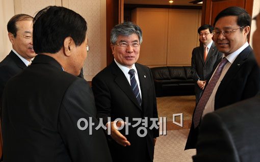[포토] 경제동향간담회 참석하는 김중수 총재