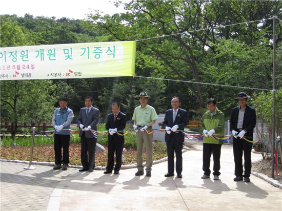 ▲김성식 전시교육과장(좌로부터),주진순 전 전시교육과장,이중호 SK임업상무,김용하 수목원장, 박인규 SK임업사장, 이정용 행정관리과장, 박광우 자원보존과장