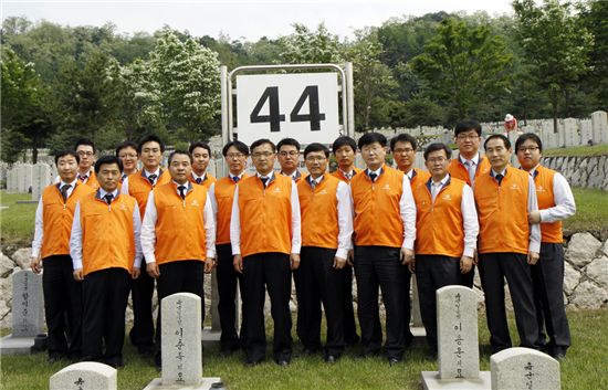 한화, 현충원서 묘역가꾸기 봉사활동
