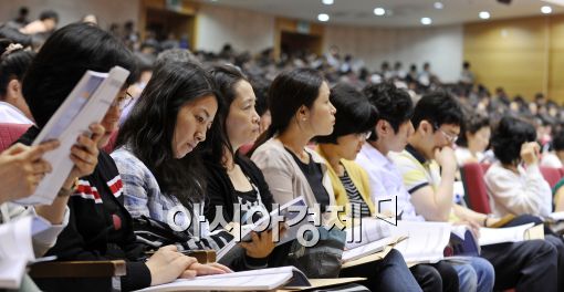 [포토]꼼꼼히 살피는 학부모들