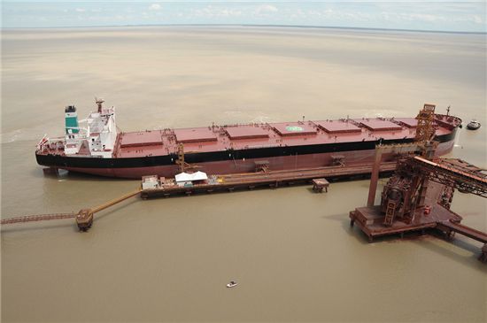 대우조선해양이 건조해 인도한 세계 최대 크기의 광탄운반선(VLOC) '발레 브라질'호가 브라질 현지에서 아시아 지역으로 운반할 철광석을 싣고 있다.