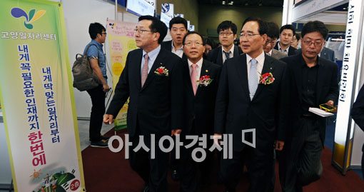 [포토] 취업 부스 둘려보는 한동우 신한금융 회장
