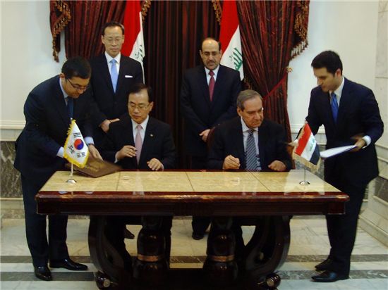 김현중 한화건설 부회장(앞 줄 왼쪽 두 번째)이 이라크 국가투자위원회(NIC) 닥터 사미 알 아라지 의장(앞줄 왼쪽 세 번째)과 72억5000만 달러 규모의 이라크 신도시 건설공사 계약을 체결하고 있는 모습.