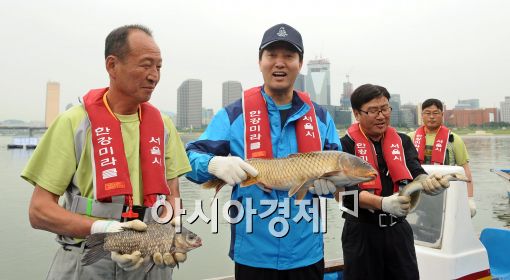 [포토]잉어 들어 보이는 오세훈 시장