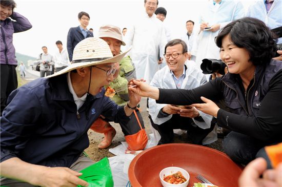 MB, 막걸리 마시는 충주시장에 "시민단체가 보면..."