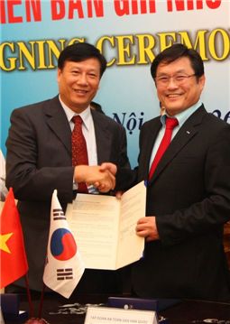 박환규 사장(오른쪽)과 도광빙 베트남 산업안전기술환경국장이 악수하고 있다. 
