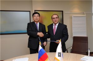 ▲제20차 국제은행총회 참석차 러시아 상트페테르부르크를 방문해 가레긴 토수냔(Garegin A. Tosunyan) 러시아은행협회장(오른쪽)과 상호협력 MOU를 체결한 신동규 은행연합회장