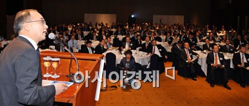 [포토] 박재완, '노동자들의 근로시간 너무 길어'