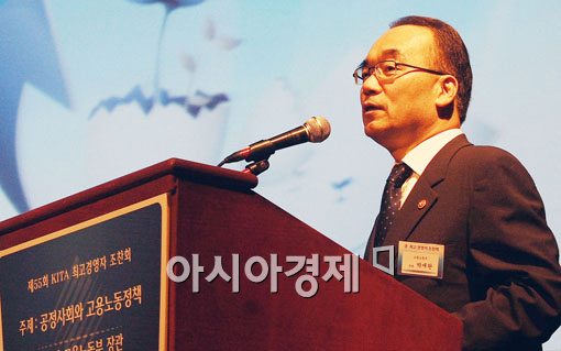 [포토] 최고경영자 조찬회에서 강연하는 박재완 장관