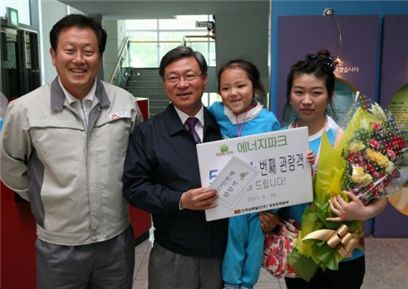 50만번째 관람객인 차유비 어린이.