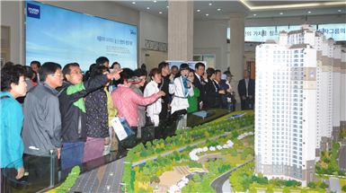 27일 오픈한 엠코타운 모델하우스에 약 1만여명이 몰렸다.