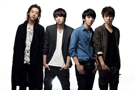 CNBLUE tops album chart in Philippines