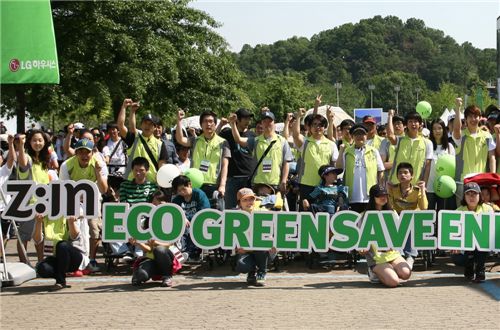 LG하우시스는 연예인봉사단체 (사)좋은사회를위한100인이사회와 29일 과천 서울 대공원에서 친환경 공간 나눔 걷기대회를 개최했다.