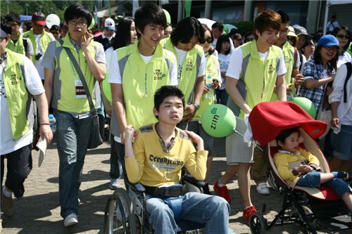 연예인들이 장애우들과 친환경 공간 나눔 걷기대회에 참가한 모습. 