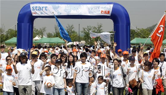 [포토]'1km 걸으면 1달러 적립' 워크더월드 개최