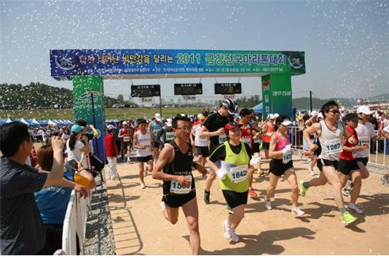 '2011 금강전국마라톤대회'에 참가한 5000여 선수들이 힘차게 달려나가고 있다.