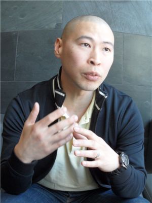 "한국은 '버려진 그러나 성공한' 이야기만 원했다" 