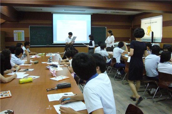 30일 2학년 1반 학생들이 영어전용교실에서 영어회화수업을 하고 있다. 영어회화수업은 원어민 교사와 한국인 교사가 협동수업방식으로 진행된다. 
