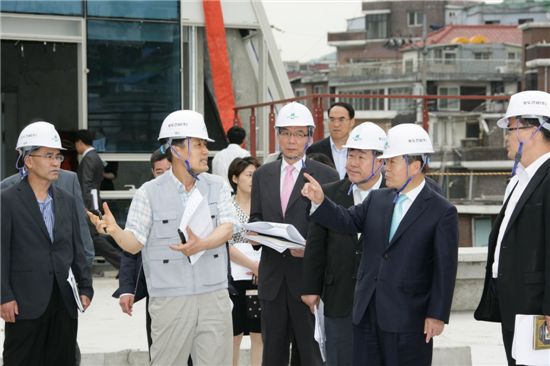 박홍섭 마포구청장이 30일 마포복지종합센터 건립현장을 방문했다.