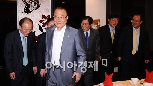 [포토] 최시중, '포털 업계 대표들 만나려왔습니다'