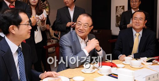 [포토] 모두 발언하는 최시중 방통위원장