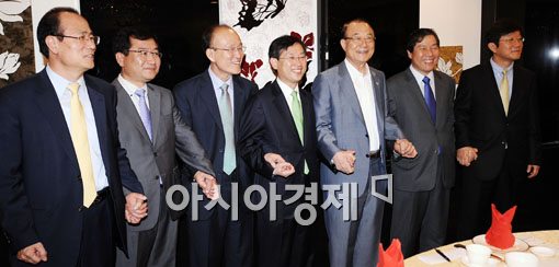 [포토] 포털업계와 손잡은 최시중 방통위원장