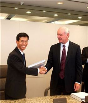  김외현 현대중공업 부사장(사진왼쪽)이 로완사 맷 롤스 사장(오른쪽, W. Matt Ralls)과 드릴십 건조계약에 서명한 후 악수하고 있다.