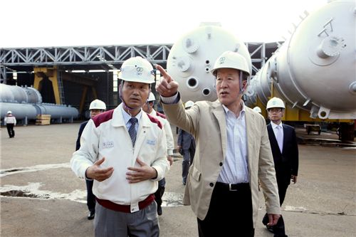 허창수 GS 회장(사진 오른쪽)이 울산 울주군 온산읍에 위치한 DKT 현장을 방문해 화공기기와 발전설비 제조 공장을 둘러보고 있다.