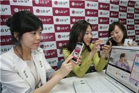 2일 LG U+(부회장 이상철)는 스마트폰에서 한번의 클릭으로 국제전화를 걸 수 있는 '스마트002' 애플리케이션을 오는 3일 출시한다고 밝혔다.
