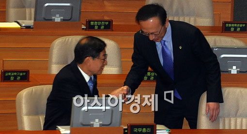 [포토] 악수하는 김황식 총리와 현인택 통일부 장관