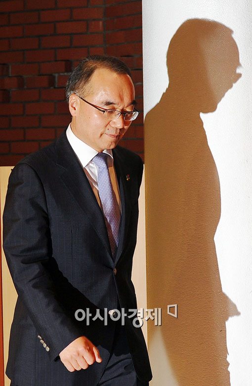 [포토] 취임식장으로 향하는 박재완 장관