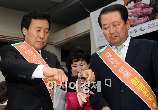 [포토]손대표의 신중한 가위질