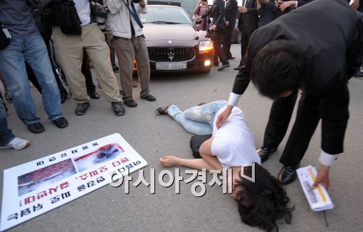 [포토] '고급차 지나가야 하는데..'