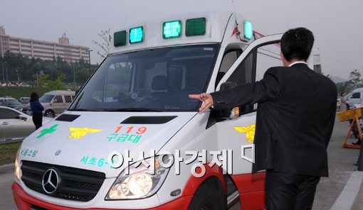 [포토] 'VIP차량 들어와야 하니, 구급차라도 빼주세요'