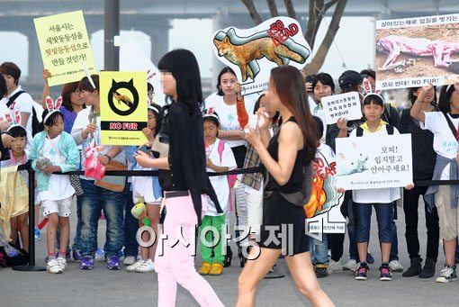 [포토] "모피 패션쇼, 제발 들어가지 마세요"