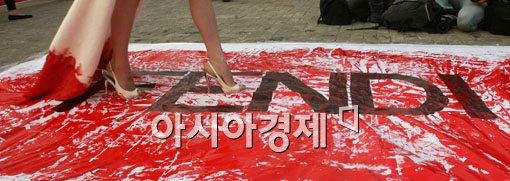 [포토]'붉은 피'가 떠오르는 펜디 모피 패션쇼