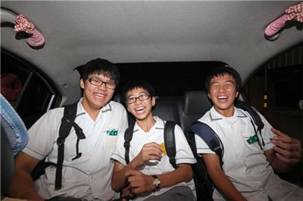 영월 봉래중학교에서는 밤 9시 30분 야간자율학습이 끝나면 모든 학생들이 학교에서 지원해주는 택시를 타고 귀가한다.